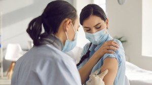 A&nu;&alpha;&mu;&nu;&eta;&sigma;&tau;&iota;&kappa;ή &delta;ό&sigma;&eta; &tau;&omicron;&upsilon; &epsilon;&mu;&beta;&omicron;&lambda;ί&omicron;&upsilon; &tau;&eta;&sigmaf; Pfizer &sigma;&tau;&omicron; &Theta;&epsilon;&rho;&alpha;&pi;&epsilon;&upsilon;&tau;ή&rho;&iota;&omicron; &Alpha;&theta;&eta;&nu;ώ&nu;
